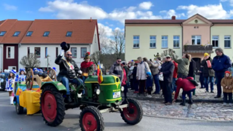 Einzigartiger Rosenmontagsumzug in Feldberg lockt mit farbenfroher Wagenparade