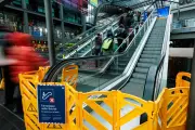 27 Rolltreppen im Berliner Hauptbahnhof bleiben weiterhin gesperrt - Reparatur dauert an