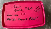 90-Jährige erhält Lunchbox von Pflegeheim: Geste rührt Tochter zu Tränen