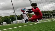 Amateur-Keeper Sann Pomart: Spektakuläre Doppel-Parade macht ihn zum Internet-Star