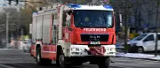 Auto prallt gegen Baum in Potsdam-Grube: Feuerwehr befreit Verletzte aus Fahrzeug
