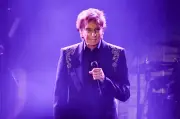 Barry Manilow verschiebt Tour nach Lungenkrebs-Operation - Sänger kann nur drei Songs singen