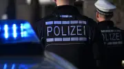 Betrunkener bedroht Männer in Frankfurt mit Küchenmesser – Polizei nimmt Festnahme vor