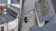 Bild des Tages: Olympische Sprünge, Hochwasser in Frankreich und Premieren in Berlin