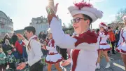 Bunter Karnevalsumzug in Weißenfels: Narren feiern bei strahlendem Sonnenschein