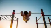 Calisthenics vs. Krafttraining: Experte erklärt Vor- und Nachteile beider Methoden
