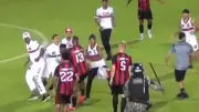 Chaotische Prügel-Szenen in Brasilien: Pfefferspray und Gummigeschosse mitten im Spiel