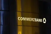 Commerzbank erhöht Gewinnziel für 2026 trotz Kostendruck und Stellenabbau