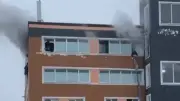 Dramatischer Hostel-Brand in Moskau: Gäste fliehen aus Fenstern und springen in Panik