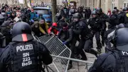 Dresdner Gedenktag: Polizei trennt Neonazis und Gegendemonstranten gewaltsam