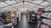Edeka eröffnet Übergangsladen im Zelt in Kühlungsborn während Abrissarbeiten laufen