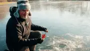 Eisangeln-Experte verrät lebensrettenden Trick für das riskante Winterhobby