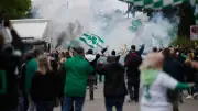 Erneute Gewalt: 90 Vermummte attackieren Fußball-Fans mit Pyrotechnik