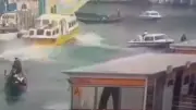 Erneuter Schiffsunfall in Venedig: Fähre rammt Touristengondeln im Canal Grande