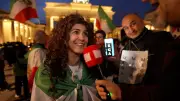 Exil-Iraner feiern am Brandenburger Tor nach Angriff auf den Iran
