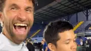 Fan überrascht Thomas Müller mit persönlichem Familienfoto nach Spiel in Vancouver