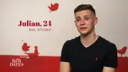 First Dates: BWL-Student Julian lässt seine Frisur vom Friseur-Date Jan bewerten