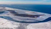 Fotograf dokumentiert aus der Luft: Eispanzer um Hiddensee und die Spur des Eisbrechers