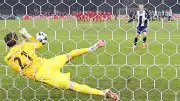 Freiburgs Pokalheld Müller: Torwart rettet SC Freiburg mit Elfmeter-Paraden ins Halbfinale