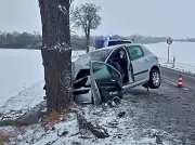 Glätteunfälle in Bernburger Region: Autofahrerin kracht gegen Baum, auch A14 betroffen
