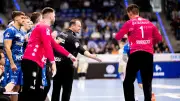 Handball-Kuriosität: Torwart rennt mitten im Spiel aus der Halle für neue Schuhe