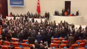 Handgreiflichkeiten im türkischen Parlament: Wortgefecht eskaliert zur Schlägerei