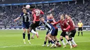 Hannover 96: Profi-Stars pauken Deutsch - Schulklasse im Fußball-Alltag