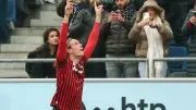Isländische Fußballlegende schenkt Hannover-96-Baby ein besonderes Trikot