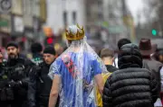 Karneval trotzt Regenwetter: Narren feiern als Krisenschild der Gesellschaft