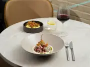 Königsberger Klopse neu interpretiert: Von frittierten Kapern bis zu veganen Maronen-Varianten