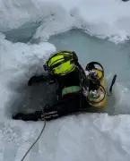 Lawine verschüttet Schneemobil-Fahrer im Schwarzen See - Suche im eiskalten Wasser