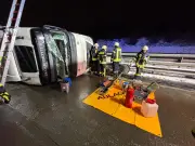 Lkw kippt auf A1 bei Sittensen um – Vollsperrung bis zum Morgen wegen Glätte