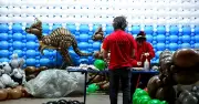Luftballon-Kunst in München: Über 500.000 Ballons formen Weltenwunder