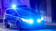 Mann schlägt mit Stein Türscheibe ein: Polizei findet Verletzten in Bitterfeld