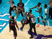 Massenschlägerei in der NBA eskaliert: Vier Spieler und Trainer fliegen vom Platz