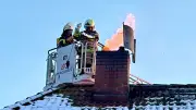 Meterhohe Flammen bei Schornsteinbrand in Upahl: Feuerwehr verhindert Katastrophe