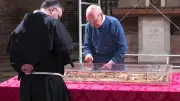 Nach 800 Jahren: Gebeine des Heiligen Franziskus erstmals für Gläubige sichtbar
