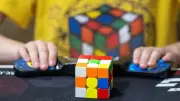 Neunjähriger bricht magische 3-Sekunden-Barriere beim Rubik's Cube