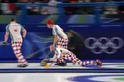 Norwegens Curling-Team ehrt verstorbenen Kapitän mit legendären bunten Hosen bei Olympia