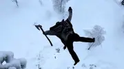 Norweger vollführt spektakuläres Todesspringen: 20-Meter-Sturz in Schnee live auf Twitch