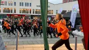One Billion Rising in Neubrandenburg: Tanzdemo gegen Gewalt an Frauen