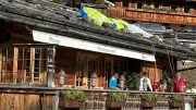 Paragleiterin stürzt auf Restaurant-Terrasse in Alpbach: Zeugen leisten Erste Hilfe