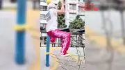 Parkour mit 62: Wie ein Senior mit beeindruckender Fitness Spielplätze erobert