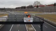 Polizei beendet Blockade der A100 in Berlin durch Aktivisten der „Neuen Generation“