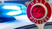 Polizei stoppt gefährlichen Transport: Kind im Fußraum, Menschen im Kofferraum