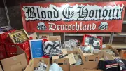 Polizei zerschlägt Neonazi-Shop: Hitler-Figuren und Hakenkreuz-Merchandise beschlagnahmt