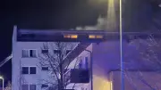 Regensburg: Feuer in Mehrfamilienhaus – Senior (73) klettert aus Balkon im 5. Stock