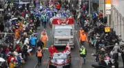 Rosenmontagszug in Halle: Jeckes Treiben mit 70 Wagen und 1.300 Teilnehmern