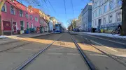 Rostock will Straßenbahn-Gleisabsätze besser markieren: Einfache Lösung gegen Unfallgefahr
