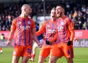 Schalke erobert Tabellenspitze zurück: Fünf Teams im Aufstiegsrennen der 2. Bundesliga